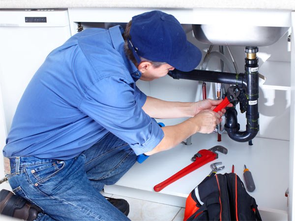 plumber offering water pipe cleaning services