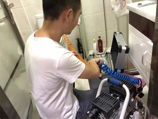 water pipe cleaning business using professional equipment